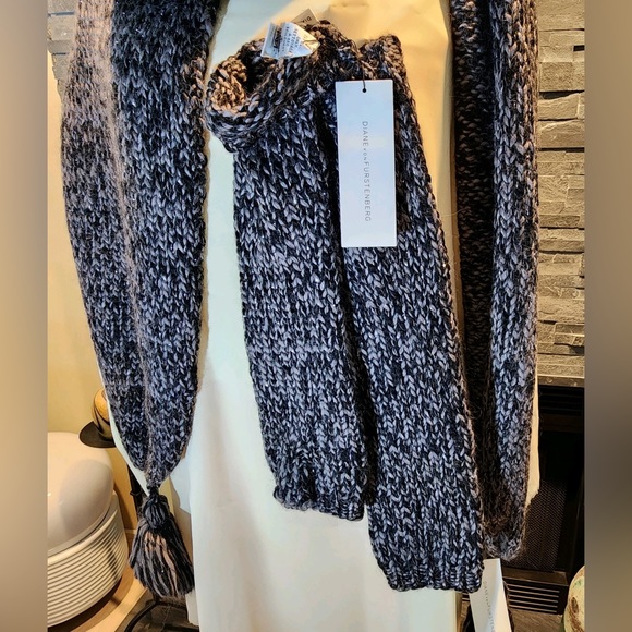 Diane Von Furstenberg Scarf and Gloves - Picture 12 of 12